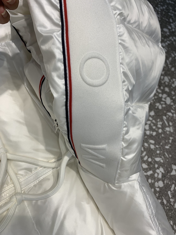 ハイクオリティダウンジャケット角部分ディテール